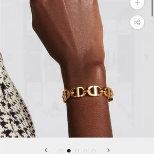 Dior cuff bracelet in excellent condition The 30 Montaigne bracelet